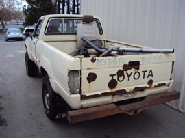 1985 TOYOTA PICK UP TRUCK REGULAR CAB STANDARD MODEL 2.4L CARBURETOR MT 4X4 STRAIGHT FRONT AXLE COLOR TAN Z14595