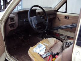 1985 TOYOTA PICK UP TRUCK REGULAR CAB STANDARD MODEL 2.4L CARBURETOR MT 4X4 STRAIGHT FRONT AXLE COLOR TAN Z14595